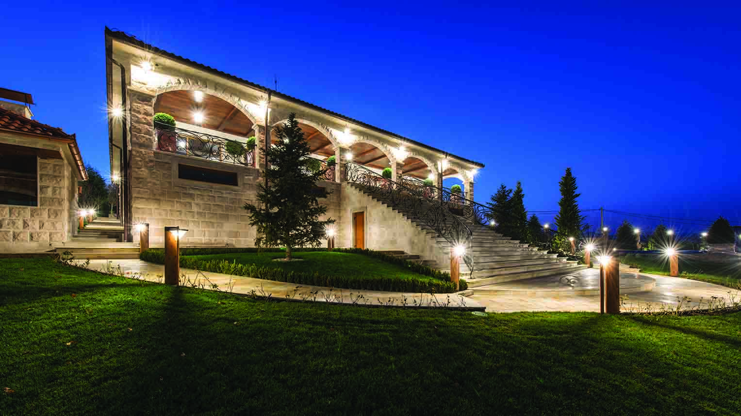 den-led-cosmos-ngoi-nha-cua-anh-sang